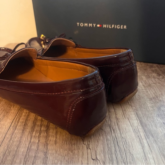 Tommy Hilfiger Zitah Merlot Loafer - size 7 Womens - Picture 2 of 7